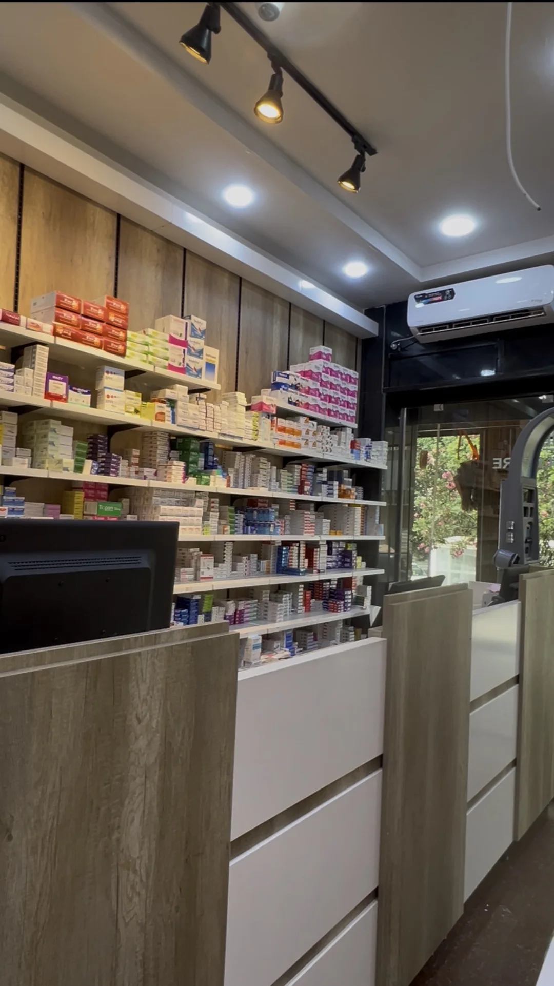 Intérieur de l'officine EL-AMEN : rayons lumineux et comptoir d'accueil